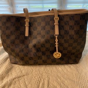 Michael Kors large travel total with multiple pockets inside. Lovely bag